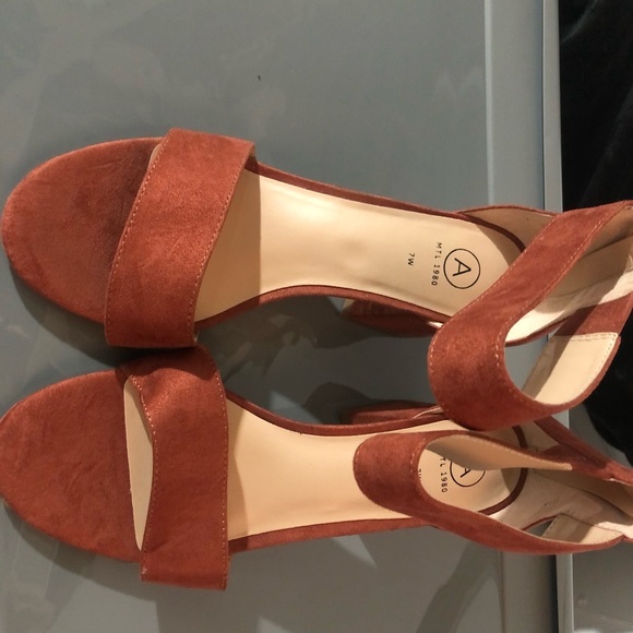 small wedge heels (FLASH SALE) - Picture 2 of 2